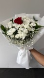 BEYAZ AMBALAJINDA PAPATYA GÜL BUKETİ