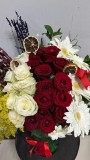 SERAMİK VAZODA BEYAZ KIRMIZI GÜL VE GERBERA ARANJMANI
