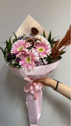 HÜSNÜ YUSUF VE PEMBE GERBERA BUKETİ