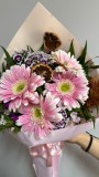 HÜSNÜ YUSUF VE PEMBE GERBERA BUKETİ