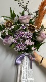 GAZETE BUKETTE LİLA GÜL VE HÜSNÜ YUSUF