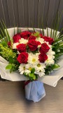 BEYAZ SADELİK PAPATYA VE GÜL BUKETİ