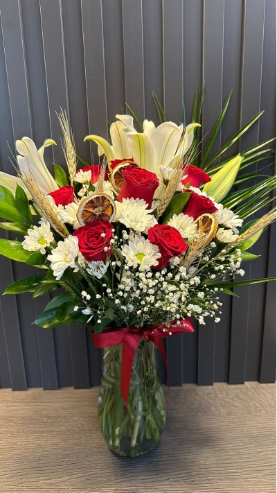 Royal Touch Lilyum & Kırmızı Gül  Papatya  aranjmanı