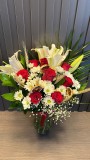 Royal Touch Lilyum & Kırmızı Gül  Papatya  aranjmanı