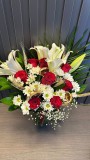 Royal Touch Lilyum & Kırmızı Gül  Papatya  aranjmanı