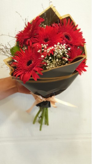 SİYAH AMBALAJINDA KIRMIZI GERBERA BUKETİ