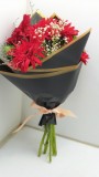 SİYAH AMBALAJINDA KIRMIZI GERBERA BUKETİ
