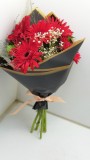 SİYAH AMBALAJINDA KIRMIZI GERBERA BUKETİ