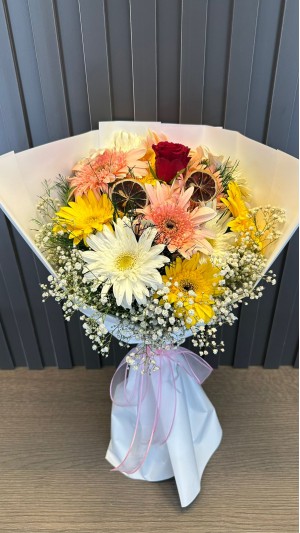 Beyaz Ambalajlı Renkli Gerbera Buketi